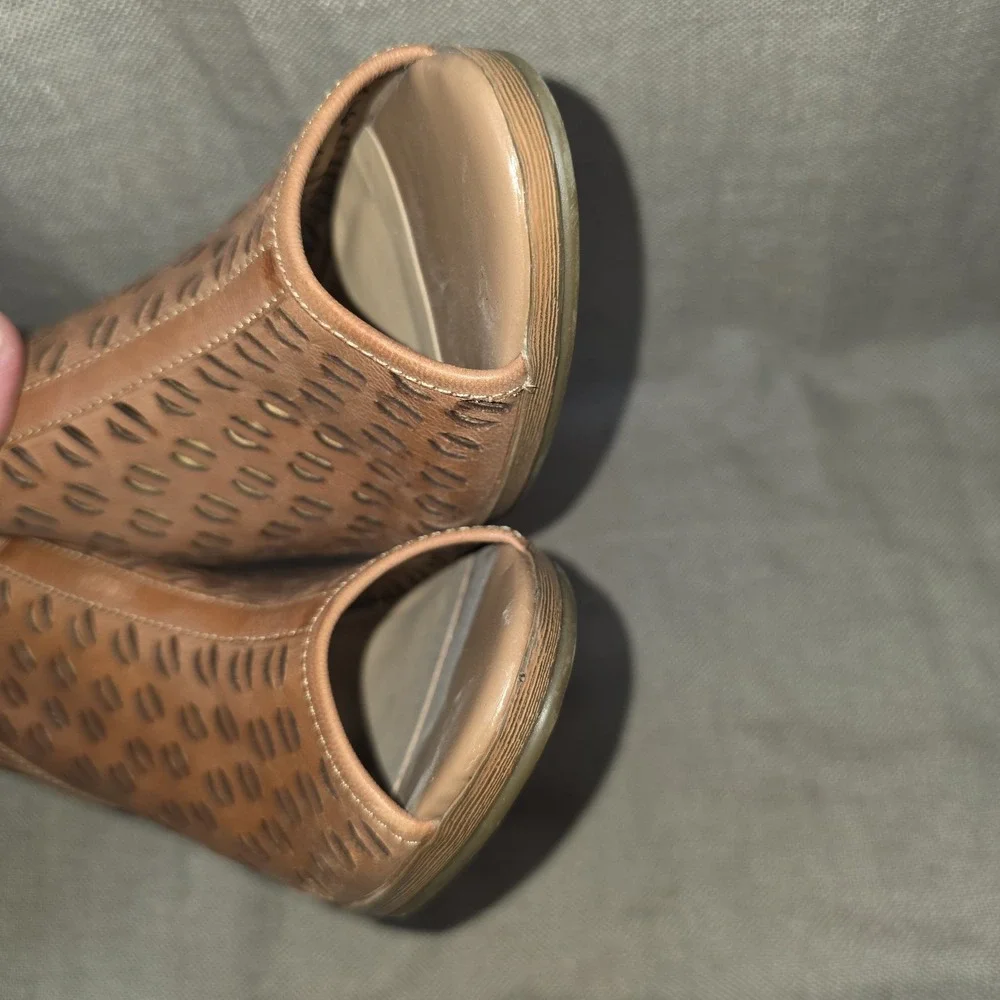 Bella Vita Tan Leather Upper Peep Toe Shoes Size 8.5 Medium